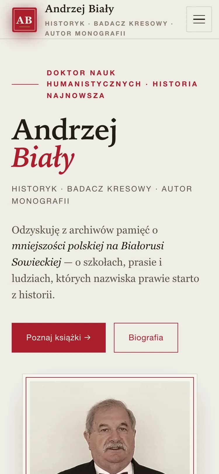 Strona główna na telefonie: monogram AB, przycisk menu, imię i nazwisko, opis i dwa przyciski