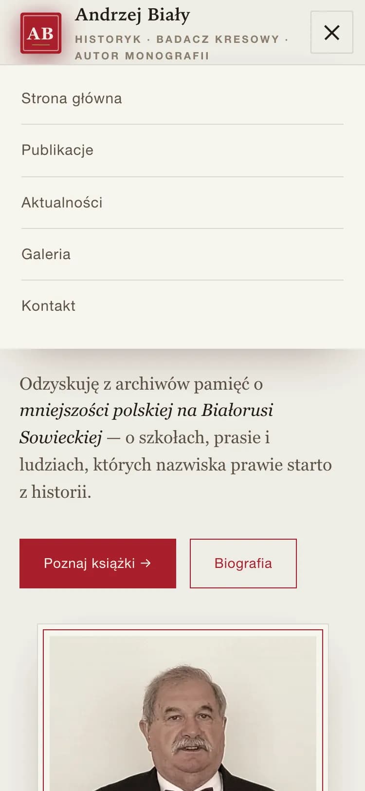 Rozwinięte menu mobilne z pozycjami Strona główna, Publikacje, Aktualności, Galeria i Kontakt