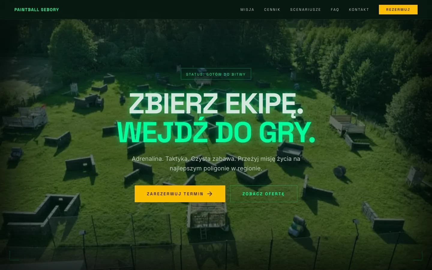 Strona główna Paintball Sebory na desktopie — hasło Zbierz ekipę. Wejdź do gry. na tle zdjęcia pola z drona